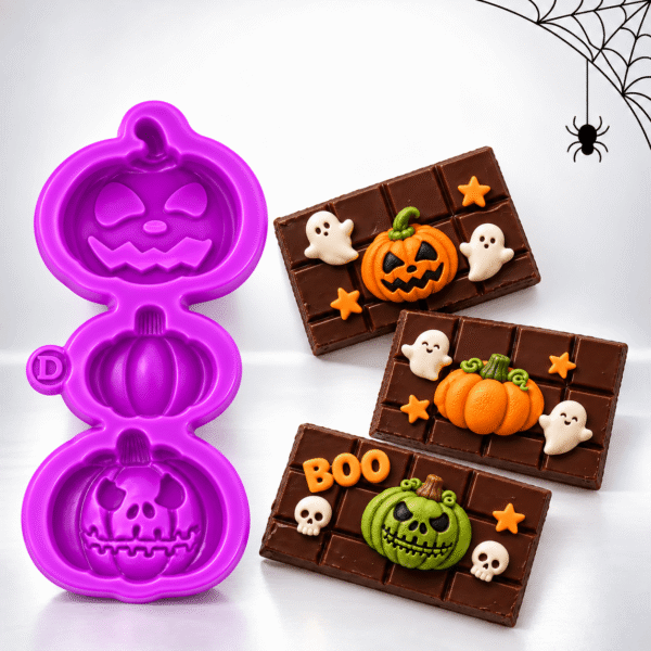 Molde de silicona morado con tres cavidades verticales: calabaza con rostro, calabaza lisa y calabaza con diseño de calavera.
