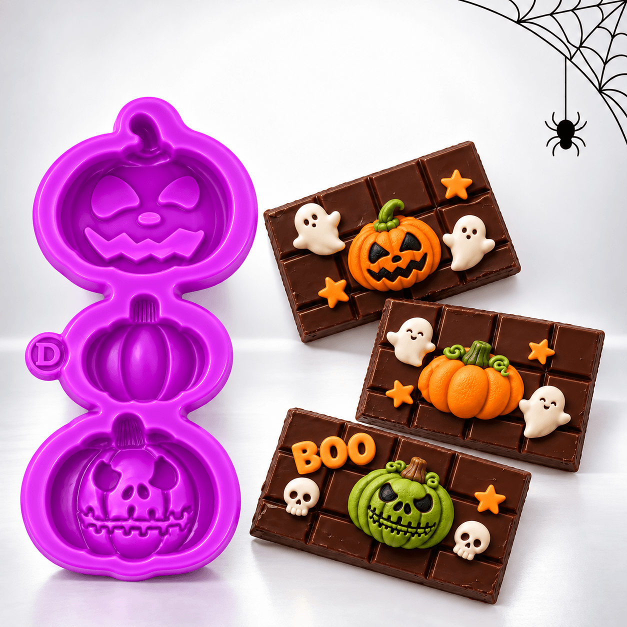 Molde de silicona morado con tres cavidades verticales: calabaza con rostro, calabaza lisa y calabaza con diseño de calavera.