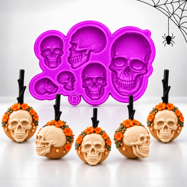 Molde de silicona morado con cinco diseños de cráneos y calaveras en diferentes tamaños y vistas para decoración de Halloween.