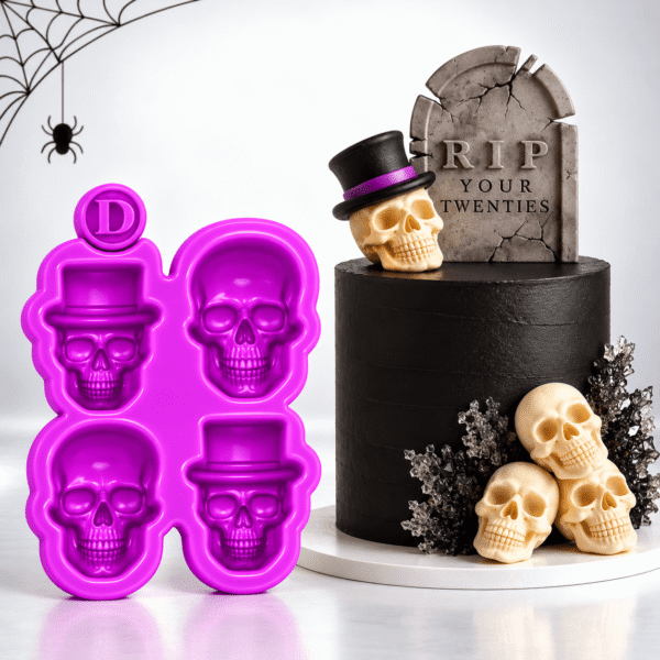 Molde de silicona morado con cuatro cavidades de calaveras, dos de ellas con sombrero de copa, para decoraciones de Halloween.