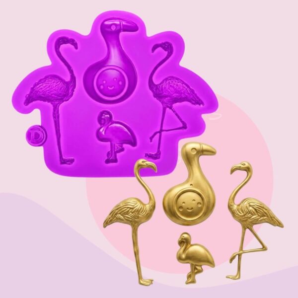 Molde de silicona morado con dos flamencos grandes, un flamenco pequeño y una figura central con forma de ave.